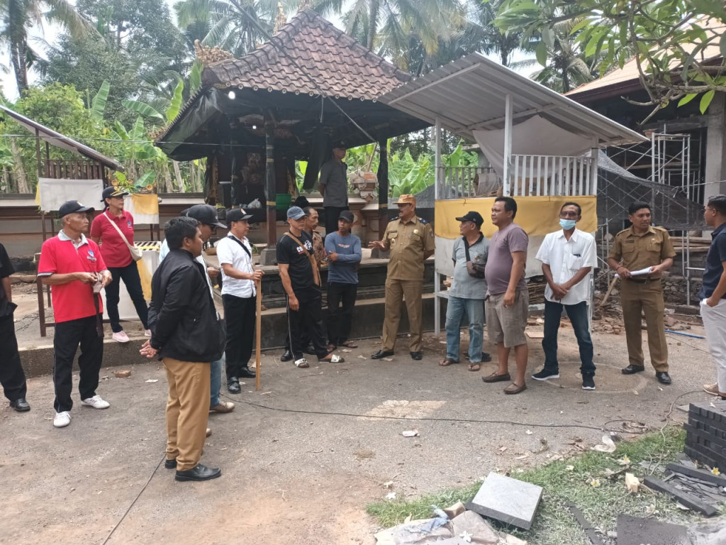 Peninjauan Pembangunan Yang Berlangsung Di Desa Sembung oleh Bapak Perbekel